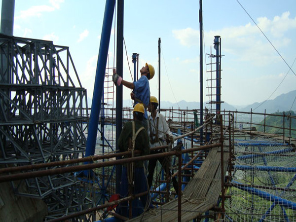 阜新钢结构厂房巧从六个方面应对雨季施工